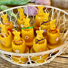 Maľovaný zajko v pliešku