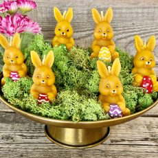 Sediaci zajko s vajíčkom