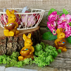 Zajko s vajíčkami v košíku