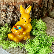 Zajko s vajíčkami v košíku